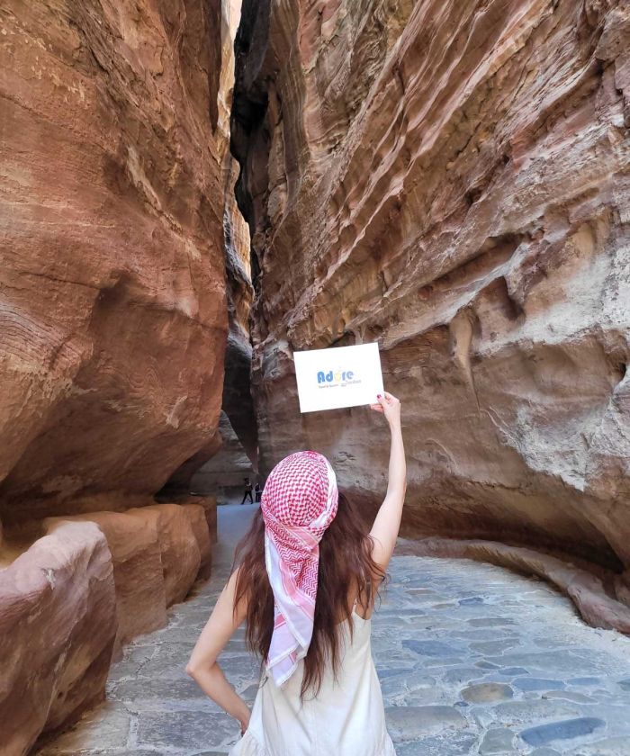 Torist in Petra Seq 